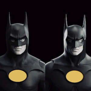 Puede incluir: Dos figuras de Batman negras y grises con símbolos de murciélago amarillos en el pecho. Las figuras están posadas con la cabeza ligeramente girada hacia un lado y los brazos a los lados.