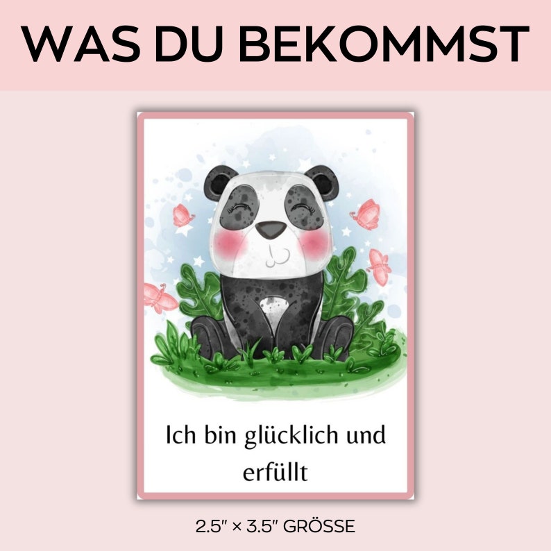 Peut inclure: Une carte rectangulaire &agrave; bordure rose pr&eacute;sente un panda de dessin anim&eacute; assis dans l'herbe verte avec des papillons roses. Le texte "WAS DU BEKOMMST" est en haut et "Ich bin gl&uuml;cklich und erf&uuml;llt" en bas. La carte mesure 6,35 cm x 8,89 cm.