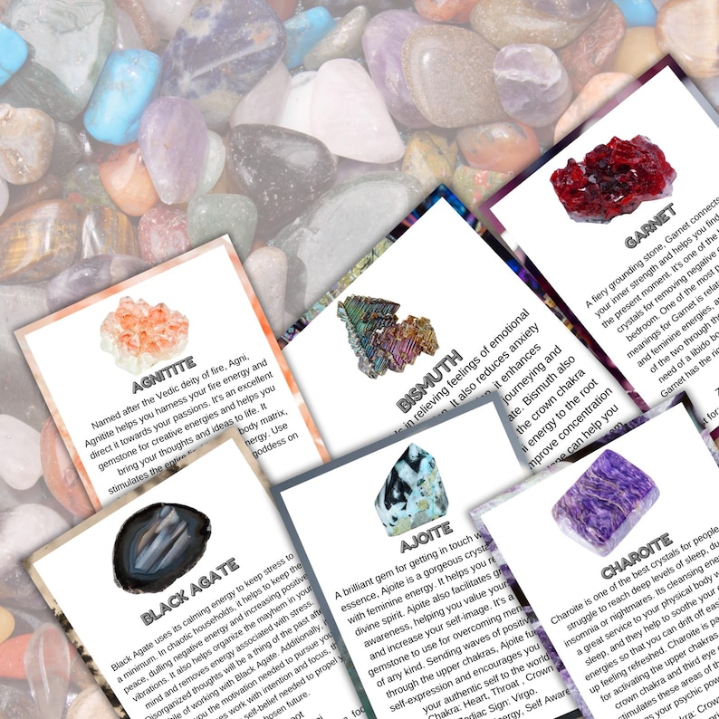Puede incluir: Una variedad de gemas y cristales coloridos, incluyendo Agnitita, Black Agate, Bismuto, Ajo&iacute;ta, Granate y Charo&iacute;ta, se exhiben sobre un lecho de piedras pulidas. Cada cristal va acompa&ntilde;ado de una tarjeta con su nombre y descripci&oacute;n.