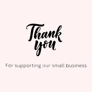 K&ouml;nnte beinhalten: Digitalgrafik mit den Worten "Thank you" in schwarzer Schrift. Darunter steht der Satz "For supporting our small business" in kleinerer Schrift. Der Hintergrund ist ein zartes Rosa.