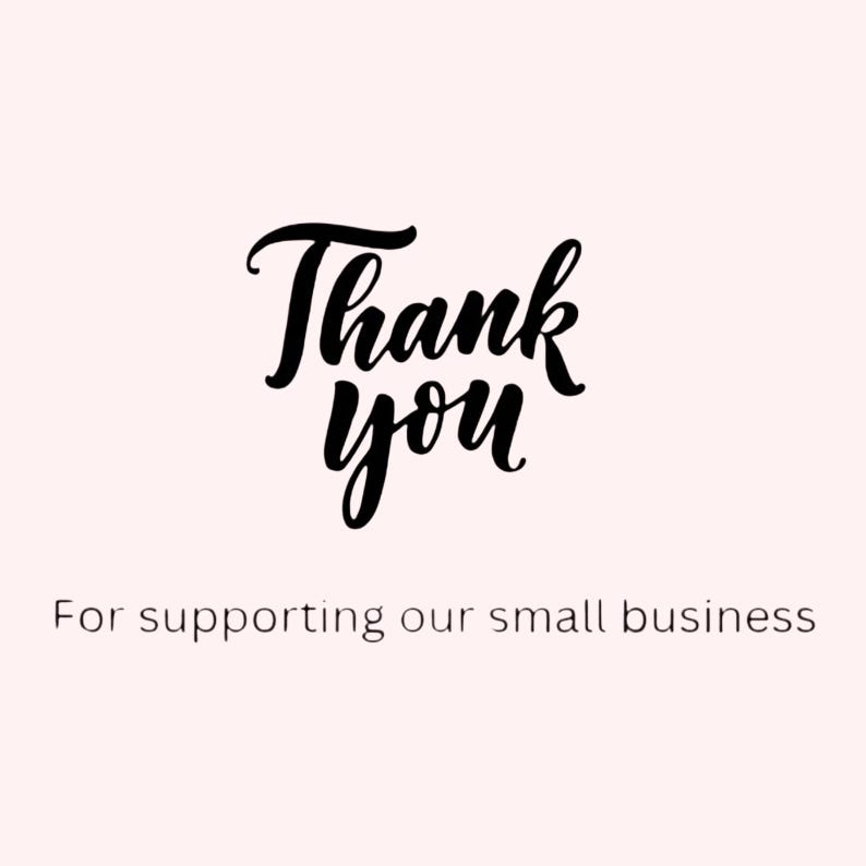 K&ouml;nnte beinhalten: Digitalgrafik mit den Worten "Thank you" in schwarzer Schrift. Darunter steht der Satz "For supporting our small business" in kleinerer Schrift. Der Hintergrund ist ein zartes Rosa.