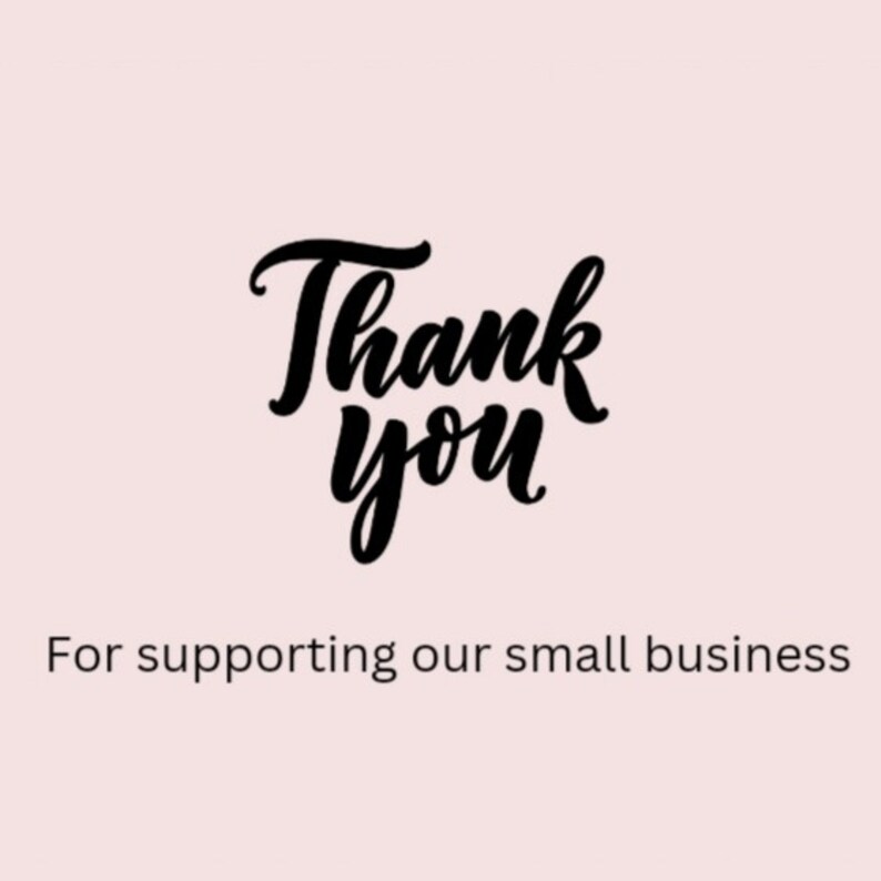 Peut inclure: Fond rose clair avec l'inscription "Thank you" en &eacute;criture noire &eacute;l&eacute;gante. En dessous, le texte "For supporting our small business" est &eacute;crit en noir, en police sans-serif simple.