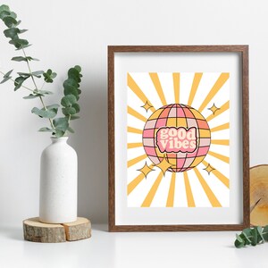Retro Disco Ball Good Vibes Impresión digital descargable, arte de pared, decoración de pared inspiradora retro, arte imprimible, impresión de pared de descarga digital