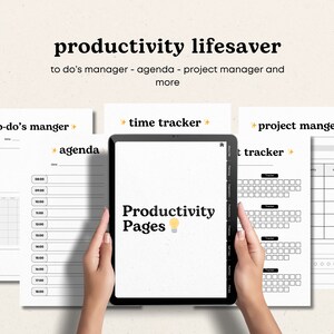 Puede incluir: Una tableta digital que muestra un planificador de productividad con el texto "Productivity Pages" y un icono de bombilla. La tableta est&aacute; rodeada de tres p&aacute;ginas imprimibles con los t&iacute;tulos "to-do's manger", "agenda", "time tracker" y "project manger".