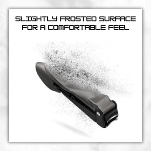 Puede incluir: Un corta&uacute;&ntilde;as negro con una superficie ligeramente esmerilada para una sensaci&oacute;n c&oacute;moda. El corta&uacute;&ntilde;as se muestra en &aacute;ngulo sobre un fondo blanco. El texto "SLIGHTLY FROSTED SURFACE FOR A COMFORTABLE FEEL" est&aacute; en la parte superior.