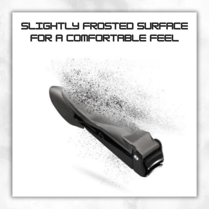 Puede incluir: Un corta&uacute;&ntilde;as negro con una superficie ligeramente esmerilada para una sensaci&oacute;n c&oacute;moda. El corta&uacute;&ntilde;as se muestra en &aacute;ngulo sobre un fondo blanco. El texto "SLIGHTLY FROSTED SURFACE FOR A COMFORTABLE FEEL" est&aacute; en la parte superior.