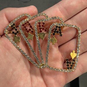 Broche pour cartes à jouer - Épingle en strass rouge, noir et blanc - Métal doré - Bijoux de casino vintage - Cadeau accessoire mignon pour les amateurs de jeux