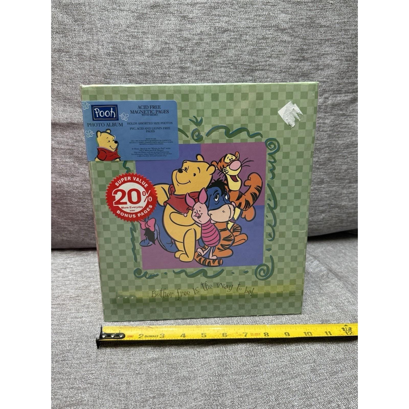Autocollant Vintage Winnie The Pooh 100 Acre Wood - Faux Timbre 2,5x3 Pouces