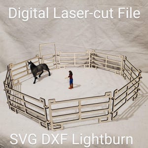 Może przedstawiać: Cyfrowy plik do cięcia laserowego dla drewnianego kojca dla koni. Kojec składa się z wielu sekcji, które można złożyć, aby stworzyć okrągły kojec. Plik jest dostępny w formatach SVG, DXF i Lightburn.