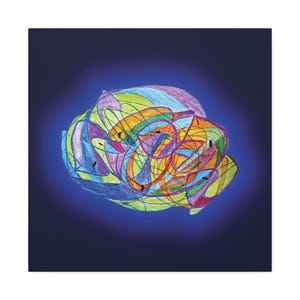 Puede incluir: Una obra de arte abstracta con un diseño colorido y arremolinado. La pieza muestra una variedad de tonos, incluyendo azul, verde, amarillo, naranja y morado, creando una composición vibrante y dinámica. La obra de arte está sobre un fondo azul oscuro.