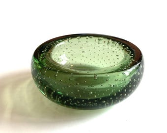 Whitefriars Glass Controlled Bubble Bowl in Green (10.5cm Dia) Model 9099 by Geoffrey Baxter