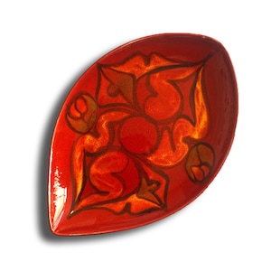 Könnte beinhalten: Rotes, blattförmiges Keramikgeschirr mit einem floralen Muster in Orange und Braun. Das Geschirr hat eine glänzende Oberfläche und ist wahrscheinlich Vintage. Geeignet zum Servieren oder Ausstellen, ca. 30 cm lang.