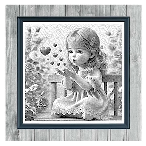 Peut inclure: Motif de point de croix monochrome représentant une jeune fille assise sur un banc, entourée de cœurs et de fleurs. L'image est encadrée d'un cadre bleu foncé et placée sur un fond en bois. Le texte en haut indique "GARDEN OF INNOCENCE".