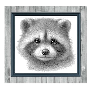 Op de afbeelding: Zwart-witte kruissteekpatroon van een schattig wasbeertje. Het patroon is ingelijst in een houten lijst met een zwarte passe-partout. De tekst "Cute Raccoon" en "Monochrome Cross Stitch Pattern" staat onder de afbeelding.