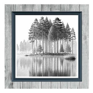 Könnte beinhalten: Monochromes Kreuzstichmuster einer Waldszene mit hohen Bäumen, die sich in einem See spiegeln. Das Kunstwerk ist in einem dunkelblauen Rahmen gerahmt und vor einem grauen Holzgrund platziert. Der Text "ISLAND OF SILENCE 3" und "MONOCHROME CROSS STITCH PATTERN" werden angezeigt.