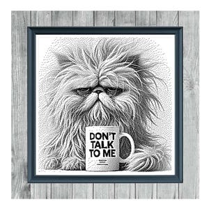 Può includere: Schema a punto croce monocromatico con un gatto scontroso che tiene una tazza. La tazza dice "DON'T TALK TO ME". Il gatto ha un pelo lungo e soffice e un'espressione severa. L'immagine è incorniciata in una cornice blu scuro su uno sfondo di venature del legno.