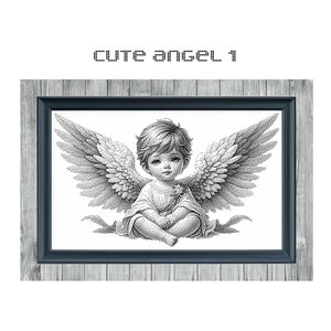 Op de afbeelding: Zwart-witte kruissteekpatroon van een schattige engel met vleugels. De engel zit met zijn handen in zijn schoot. Het patroon is getiteld "Cute Angel 1" en "Monochrome Cross Stitch Pattern".
