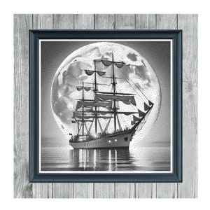 Puede incluir: Un patrón de punto de cruz en blanco y negro de un barco navegando bajo una luna llena. El patrón está enmarcado en un marco de madera oscura con un passe-partout gris. El título "Magic Moon 4" está impreso sobre el marco.