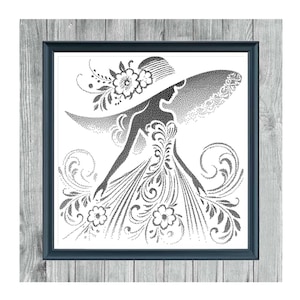 Peut inclure: Un motif de point de croix noir et blanc représentant une femme portant un grand chapeau fleuri et une robe fleurie. Le motif est intitulé "Floral Lady" et "Monochrome Cross Stitch Pattern".