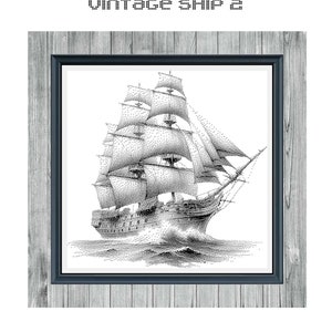 Op de afbeelding: Zwart-witte kruissteekpatroon van een vintage schip met zeilen, ingelijst in een houten lijst.