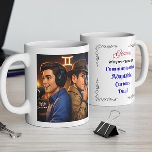 Puede incluir: Taza de cerámica blanca con un diseño del signo zodiacal Géminis. La taza muestra una ilustración de dos hombres, uno con auriculares y otro con sombrero. El texto incluye "Géminis" y rasgos de carácter.