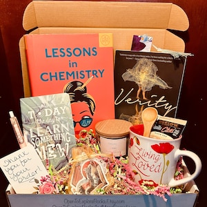 Cita a ciegas con una caja de libros: set de regalo literario con taza