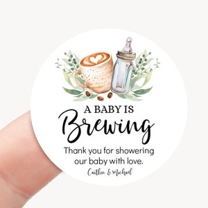 Sticker café baby shower, étiquette de faveur Un bébé prépare, Sticker tasse de café merci étiquette de sac en grain de café 2" autocollant rond