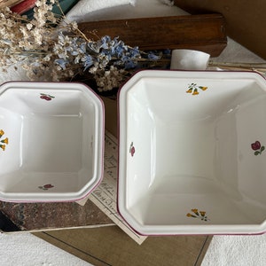 Puede incluir: Dos cuencos cuadrados de cerámica blanca con borde burdeos y detalles florales. Los cuencos tienen un diseño sencillo y elegante, perfecto para servir o exhibir. Los cuencos son de diferentes tamaños.