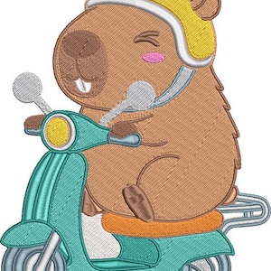 Puede incluir: Diseño bordado de un carpincho marrón con un casco amarillo y naranja, montado en una scooter turquesa. El carpincho tiene una expresión feliz con mejillas rosadas. El scooter tiene un asiento naranja y manillares plateados.
