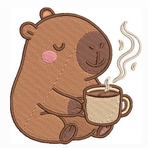 Può includere: Design ricamato di un capibara marrone che tiene in mano una tazza di caffè beige, con vapore che sale. Il capibara ha una faccia marrone scuro, una guancia rosa e sorride. Il design è su sfondo bianco.