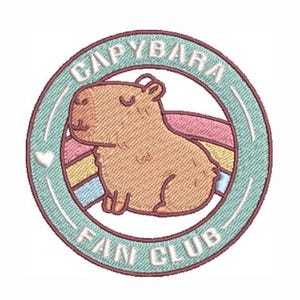 Puede incluir: Una taza de cerámica blanca con un asa negra y el texto "But First, Coffee" en negrita negra. La taza está sobre una superficie de madera. La taza mide aproximadamente 10 cm de alto.