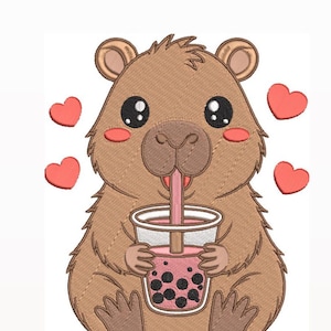 Puede incluir: Diseño bordado de un simpático carpincho marrón disfrutando de un té de burbujas rosa. El carpincho tiene ojos grandes y expresivos y está rodeado de corazones rojos. La bebida tiene perlas de tapioca negras.