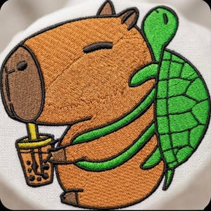 Diseño de Bordado Capibara con Mochila de Tortuga y Batido, Estilo Kawaii, Descarga Instantánea