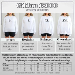 K&ouml;nnte beinhalten: Wei&szlig;es Gildan 18000 Crewneck-Sweatshirt, gezeigt in den Gr&ouml;&szlig;en M, L, XL und 2XL. Das Bild enth&auml;lt eine Gr&ouml;&szlig;entabelle mit Ma&szlig;en in Zoll und Beschreibungen f&uuml;r figurbetont, normal, locker und &uuml;bergro&szlig;.