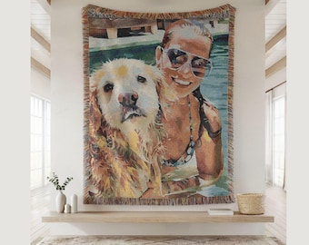 Puede incluir: Tapiz tejido que muestra a una mujer y un golden retriever en una piscina. La mujer lleva gafas de sol y un bikini. El perro tiene el pelo mojado. Decoración de pared personalizada.