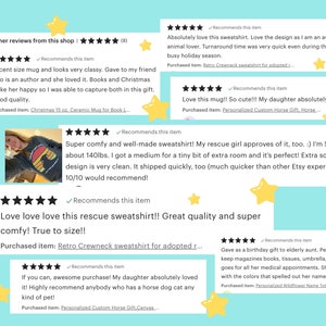 Op de afbeelding: Een collage van klantbeoordelingen voor een winkel die gepersonaliseerde geschenken en kleding verkoopt. De beoordelingen zijn positief en benadrukken de kwaliteit, het comfort en de snelheid van verzending. De getoonde producten omvatten een keramische mok, een sweatshirt, een draagtas en een canvasprint.