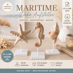 Op de afbeelding: Drie lichtbruine decoratieve figuren in de vorm van een zeester, een zeepaardje en een schelp, elk gemonteerd op een dunne witte staaf en een vierkante witte voet. De afbeelding bevat de tekst MARITIME Deko Aufsteller, SEESTERN, SEEPFERDCHEN, MUSCHEL.
