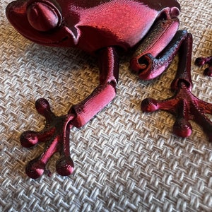 3D Printed Articulated  frogs in a choice of  3 sizes and various colours