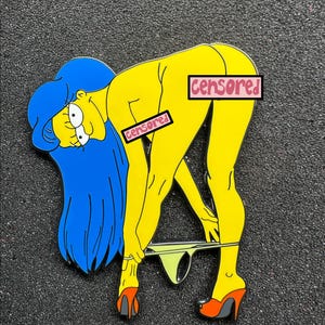 Op de afbeelding: Een gele stripfiguur met blauw haar en oranje hakken, die haar ondergoed naar beneden trekt. Het woord "censored" staat op twee roze rechthoeken. De achtergrond is een donker, getextureerd oppervlak.