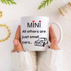 Mini tasse Cooper - un cadeau d&#39;anniversaire parfait pour les amoureux de Mini dans votre vie. Ou une tasse de travail pour les conducteurs Mini eux-mêmes. Mini cadeau amusant.
