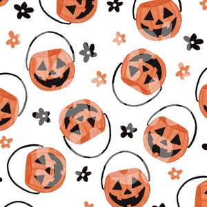 Puede incluir: Un patrón sin costuras con cubos de calabaza naranja con ojos, nariz y boca negros. Los cubos tienen asas negras y están rodeados de pequeñas flores negras y naranjas.