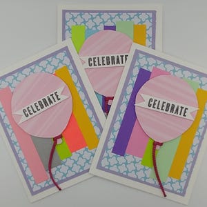 Célébrez les cartes de voeux faites main de ballon