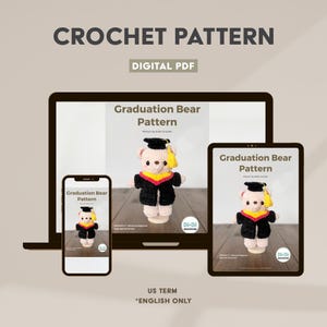 Peut inclure: Un patron de crochet PDF num&eacute;rique pour un ours de graduation, affich&eacute; sur un ordinateur portable, une tablette et un t&eacute;l&eacute;phone. L'ours porte une toque et une toge de graduation. Le texte "CROCHET PATTERN" et "DIGITAL PDF" sont en haut. Le texte "US TERM *ENGLISH ONLY" est en bas.