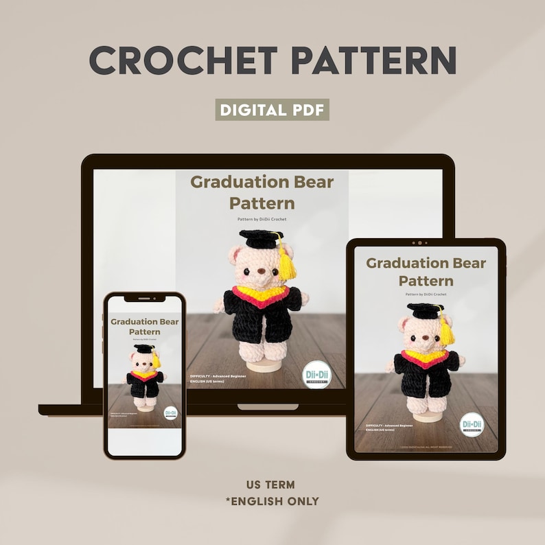 Peut inclure: Un patron de crochet PDF num&eacute;rique pour un ours de graduation, affich&eacute; sur un ordinateur portable, une tablette et un t&eacute;l&eacute;phone. L'ours porte une toque et une toge de graduation. Le texte "CROCHET PATTERN" et "DIGITAL PDF" sont en haut. Le texte "US TERM *ENGLISH ONLY" est en bas.