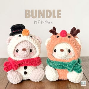 Könnte beinhalten: Zwei gehäkelte Bären-Plüschtiere, eines als Schneemann mit schwarzem Hut und rotem Schal verkleidet, das andere als Rentier mit Geweih und grünem Schal. Die Wörter "BUNDLE" und "PDF Pattern" sind im Hintergrund.