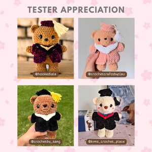 Peut inclure: Quatre ours en peluche crochet&eacute;s, v&ecirc;tus de tenues de remise de dipl&ocirc;mes. Les ours sont de diff&eacute;rentes couleurs, notamment marron, rose et blanc, avec des chapeaux et des glands de diff&eacute;rentes couleurs. Le texte "TESTER APPRECIATION" est en haut de l'image.