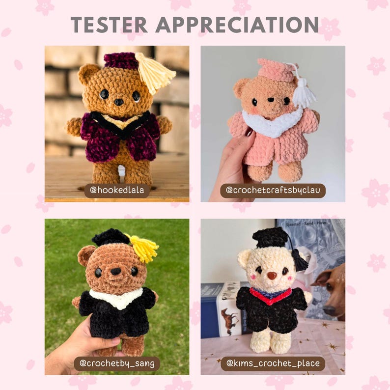 Peut inclure: Quatre ours en peluche crochet&eacute;s, v&ecirc;tus de tenues de remise de dipl&ocirc;mes. Les ours sont de diff&eacute;rentes couleurs, notamment marron, rose et blanc, avec des chapeaux et des glands de diff&eacute;rentes couleurs. Le texte "TESTER APPRECIATION" est en haut de l'image.