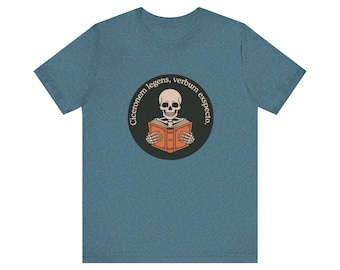 Könnte beinhalten: Türkisfarbenes T-Shirt mit einem kreisförmigen Motiv, das ein Skelett beim Lesen eines Buches zeigt. Das Motiv enthält den Text "Ciceronem legens, verbum exspecto." Das Skelett hält ein offenes Buch mit orangefarbenen Seiten. Das T-Shirt ist aus weichem Material.