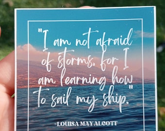 Pegatina con cita de Louisa May Alcott: Mujercitas (vinilo)
