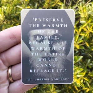 Op de afbeelding: Een sticker met een citaat van St. Charbel Makhlouf: 'Bewaar de warmte van het gezin, want de warmte van de hele wereld kan het niet vervangen.'